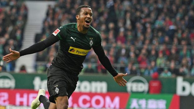 Alassane Plea Lebih Berminat Gabung Ke Manchester United